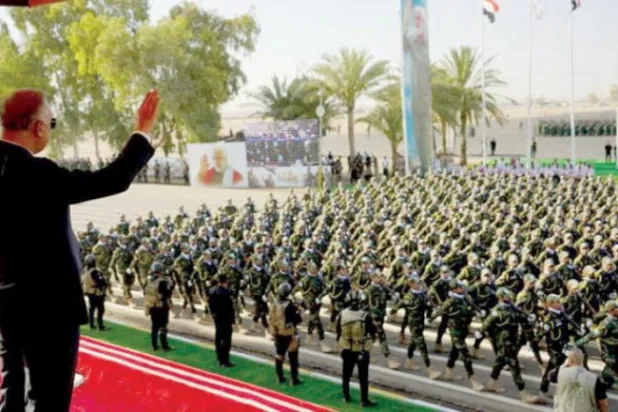 عراقی وزیر اعظم مصطفیٰ الکاظمی کو گزشتہ روز دیالی میں "پاپولر موبلائزیشن" کے قیام کی آٹھویں برسی کے موقع پر ایک پریڈ کا جائزہ لیتے ہوئے دیکھا جا سکتا ہے (رائٹرز)