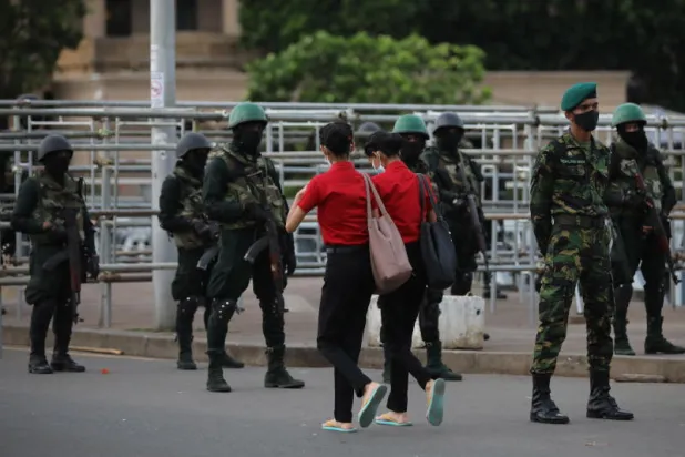 جنود من الجيش السريلانكي يقفون في حراسة أمام سكرتارية الرئيس في كولومبو (إ.ب.أ)