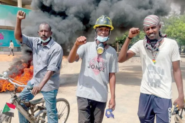 خرطوم میں شہری حکمرانی کا مطالبہ کرنے والے عوامی مظاہروں کے ایک منظر کو دیکھا جا سکتا ہے (رائٹرز)