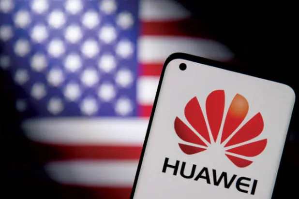 شعار شركة «هواوي» أمام عَلم الولايات المتحدة (رويترز)