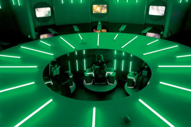 يختبر الزوار النقل الآني في غرفة النقل الفضائي في منطقة المستقبل داخل متحف التكنولوجيا في كوريا الجنوبية الذي يوفر إحساساً واقعياً بالمستقبل من خلال Meta - verse وHigh Media Technology وغيرها من التقنيات المختلفة (إ.ب.أ)