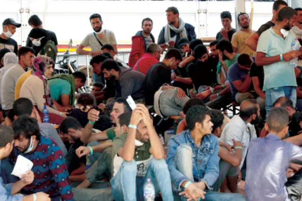 وصول مهاجرين إلى صقلية أمس (إ.ب.أ)