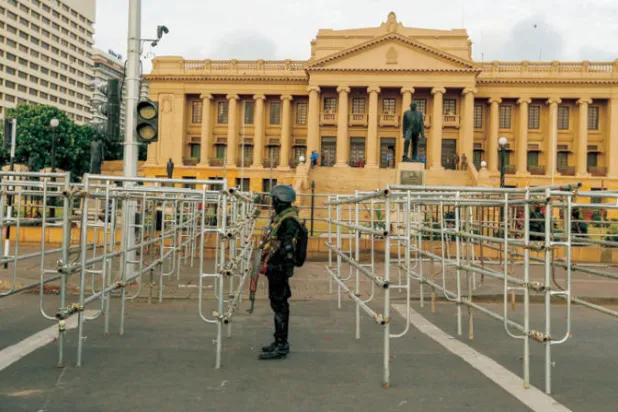 جندي سريلانكي يقف خارج مقر الرئاسة بكولومبو في 23 يوليو (إ.ب.أ)