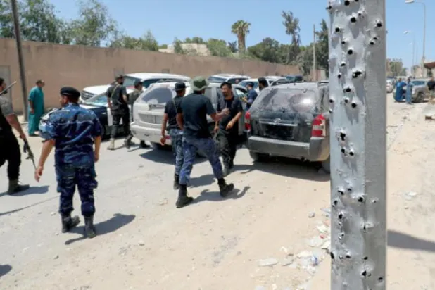 ہفتہ کے روز لیبیا کے چیف آف اسٹاف کا قافلہ طرابلس میں ملیشیا کی لڑائی سے متاثرہ علاقے میں (ا.ف.ب)