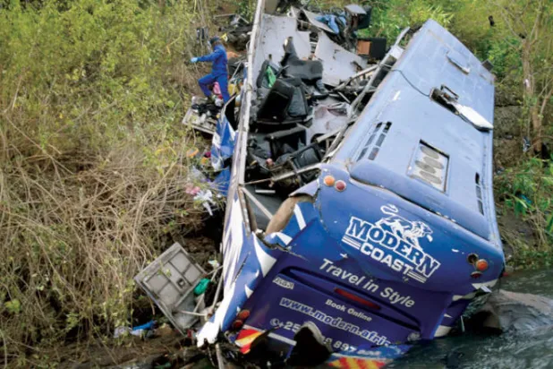 الحافلة المحطمة بعد سقوطها عن الجسر (أ.ب)
