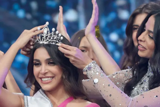 ياسمينا زيتون ملكةً لجمال لبنان  لعام 2022 أثناء تتويجها (أ.ف.ب)