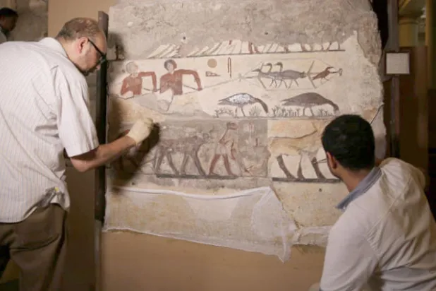 جانب من أعمال ترميم القطع الأثرية (وزارة السياحة والآثار المصرية)