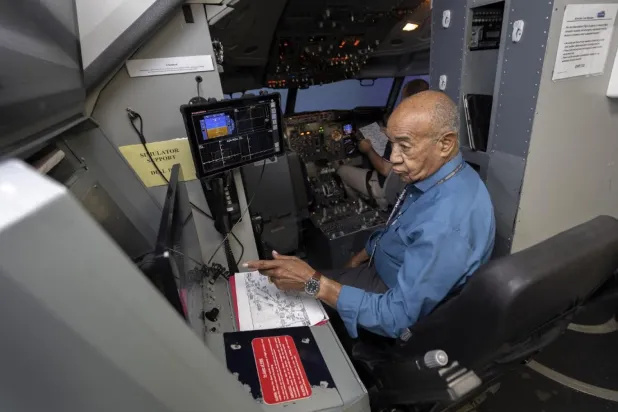 Bir uçuş eğitmeni, Pan Am Uçuş Akademisi'nde 737 simülatör uçağında eğitim kursu veriyor (AFP)