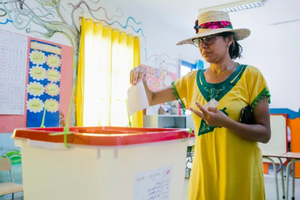 Tunuslu bir kadın başkentin merkezindeki bir seçim merkezinde oy kullandı (AP)