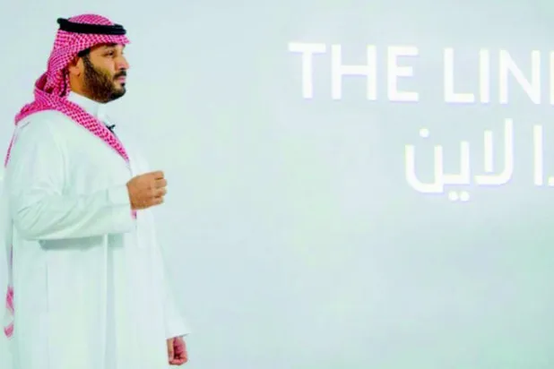 رئيس مجلس إدارة «نيوم» الأمير محمد بن سلمان خلال إطلاق مشروع «ذا لاين» في يناير (كانون الثاني) العام الماضي (الشرق الأوسط)