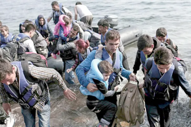 معظم شخصيات الرواية من اللاجئين الذين وصلوا عبر مخاطرات مميتة ويعانون من القهر والعنف