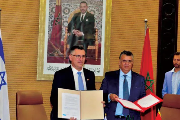 وزير العدل المغربي مع نظيره الإسرائيلي أمس عقب التوقيع على مذكرة التفاهم بين وزارتي العدل المغربية والإسرائيلية (الشرق الأوسط)