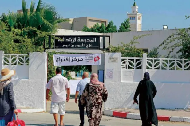 تیونس کے شہریوں کو کل دارالحکومت کے قریب ایک پولنگ اسٹیشن پہنچتے ہوئے دیکھا جا سکتا ہے (اے ایف پی) دائرہ میں صدر سعید کو اپنا ووٹ ڈالتے ہوئے دیکھا جا سکتا ہے (اے ایف پی)