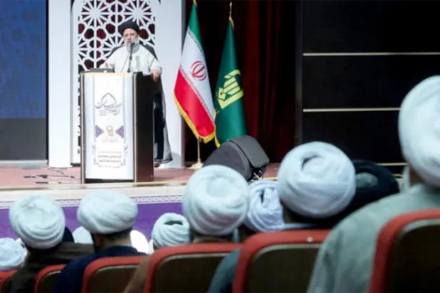 ایرانی ایوان صدر کی ویب سائٹ کی طرف سے کل تہران میں "ایرانی رہبر کے نمائندوں کی کانفرنس" کے سامنے ایک اہم تقریر کی نشر کردہ تصویر کو دیکھا جا سکتا ہے