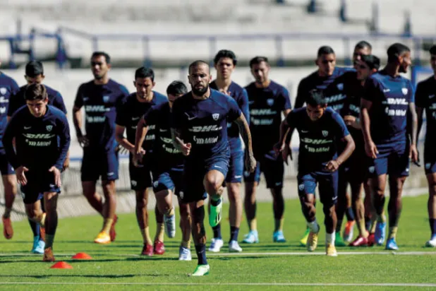 داني ألفيش في المقدمة يقود تدريبات فريق بوماس المكسيكي (إ.ب.أ)