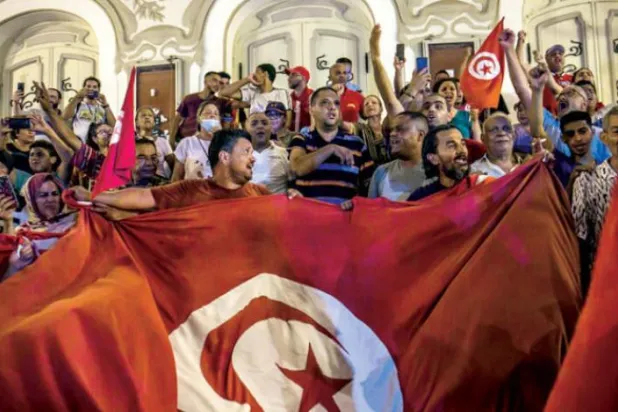 نئے آئین پر ریفرنڈم کے ابتدائی نتائج کے اعلان کے بعد صدر سعید کے حامیوں کو دارالحکومت کے وسط میں جشن مناتے ہوئے دیکھا جا سکتا ہے (اے پی)