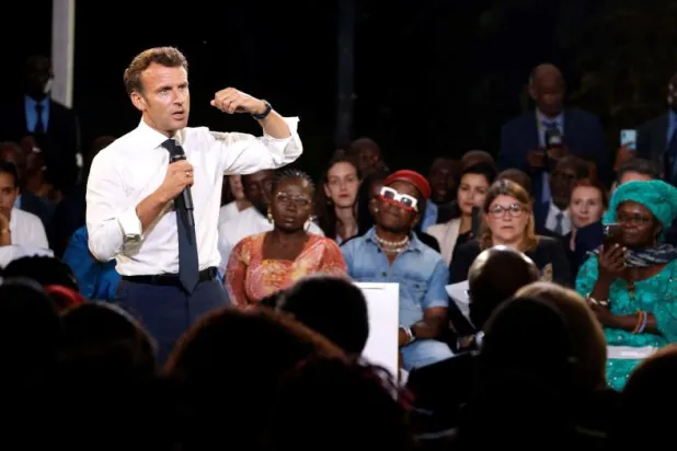 الرئيس الفرنسي إيمانويل ماكرون يلقي كلمة في منطقة إيتودي - ياوندي خلال زيارته للكاميرون (أ.ف.ب)