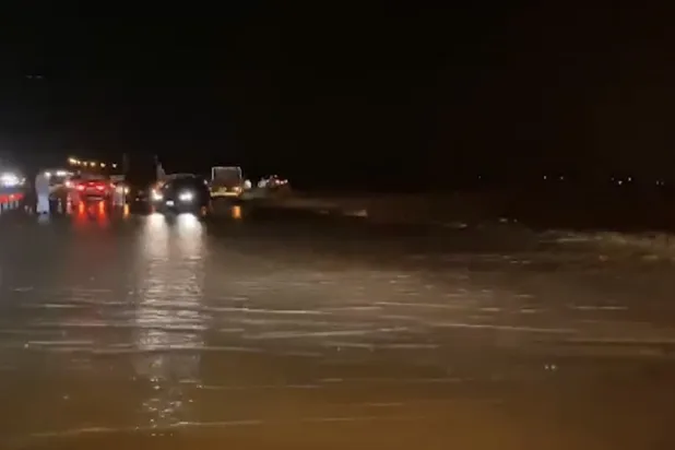 ارتفاع منسوب المياه الجارية في عدة طرقات بسبب الأمطار الغزيرة (وزارة الداخلية)