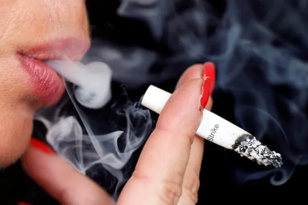 تهدف التشريعات إلى كسر سيطرة شركات التبغ على الأسواق (أرشيفية - رويترز)