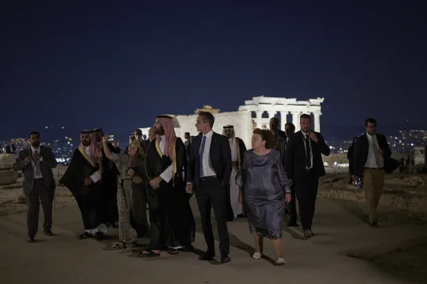 ولي العهد السعودي الأمير محمد بن سلمان يطلع على الآثار التاريخية في متحف الأكروبوليس (أ.ف.ب)
