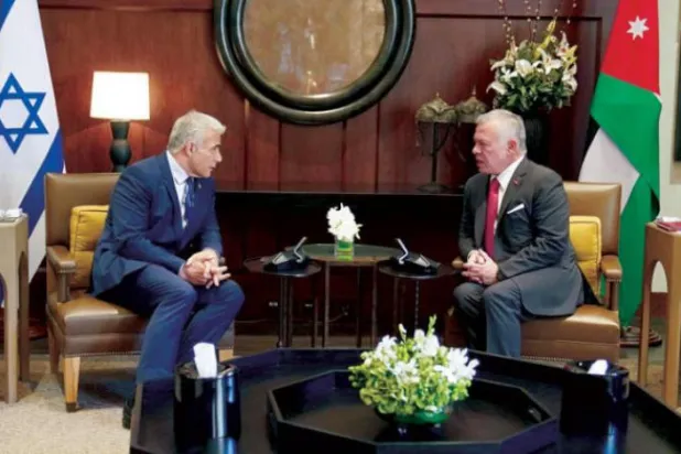 شاہ عبداللہ دوم اور اسرائیلی وزیر اعظم یائر لیپڈ کل اپنی ملاقات کے دوران (اردن کا شاہی دیوان)