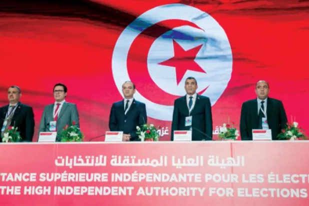 Tunus Yüksek Seçim Kurulu üyeleri, önceki gün ülkenin yeni anayasasına ilişkin referandum sonuçlarının açıklanması anında (AP)