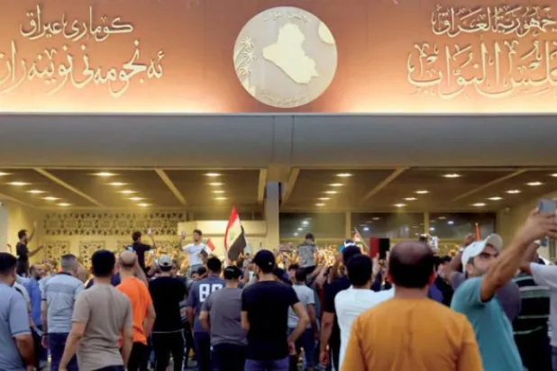 الصدر کے درجنوں حامی کل وسطی بغداد میں واقع پارلیمنٹ کی عمارت میں (رائٹرز)
