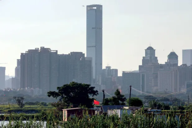 تسببت الأزمة العقارية الصينية الخانقة في فقدان أغنى امرأة في آسيا نصف ثروتها (إ.ب.أ)