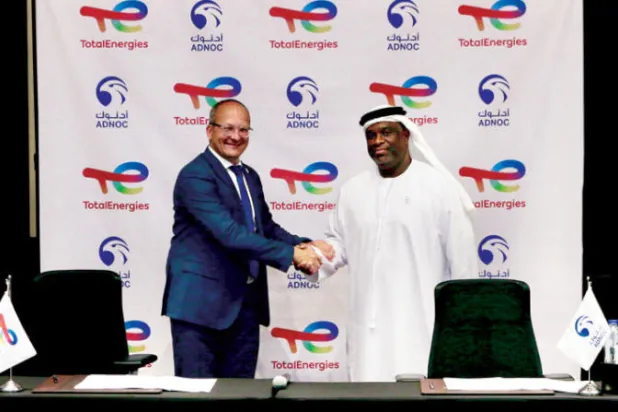 جانب من إبرام الاتفاقية بين «أدنوك للتوزيع» و«توتال إنرجيز» (الشرق الأوسط)