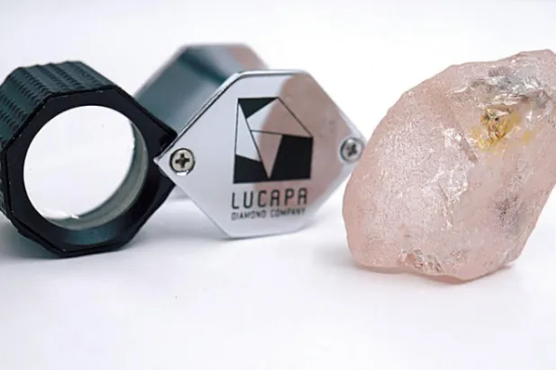 «لولو روز» الماسة الوردية التي عُثر عليها في أنغولا (إ.ب.أ)