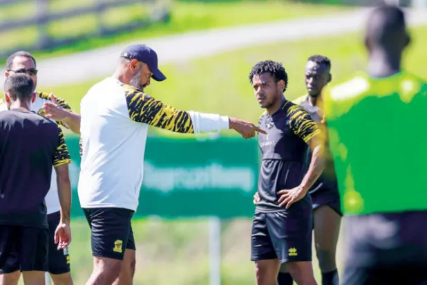 سانتو خلال قيادته تدريبات الاتحاد الأخيرة (المركز الإعلامي بنادي الاتحاد)