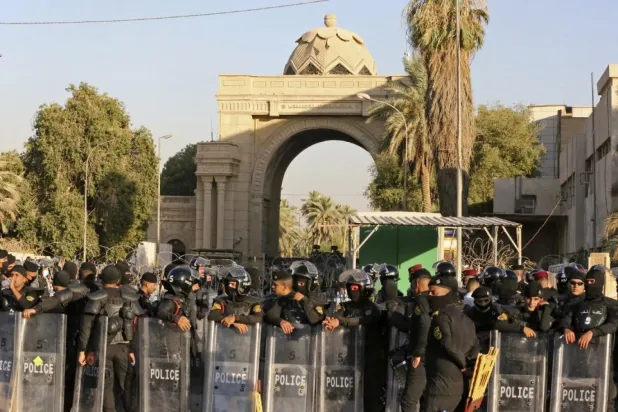Bağdat’taki Yeşil Bölge’nin önündeki Irak güvenlik güçleri. (AFP)