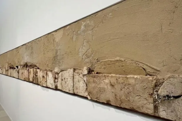 دیواروں کے درمیان رکھے کاغذ کے ماڈل کے ساتھ "فلوٹنگ والز" کے کام کا منظر (الشرق الاوسط)