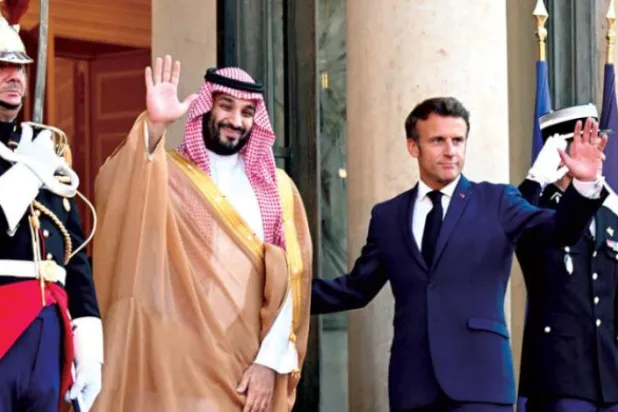 میکرون شہزادہ محمد بن سلمان کا کل ایلیسی میں خیر مقدم کرتے ہوئے (اے ایف پی)