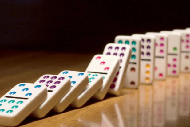 يخشى العالم من الدخول في متوالية الركود التضخمي وسط ازمات اقتصادية حادة (غيتي)