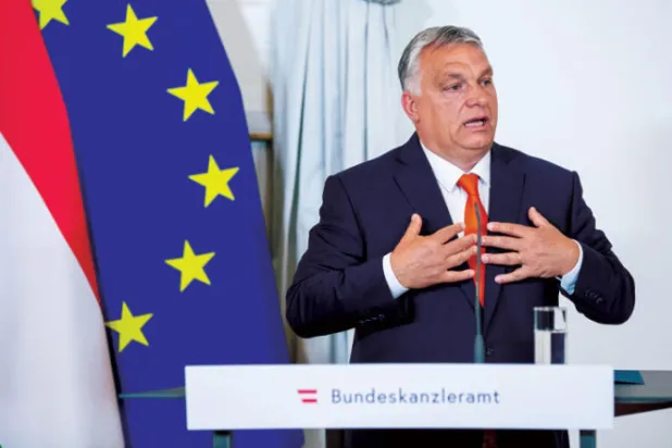 أوربان يتحدث خلال مؤتمر صحافي مع المستشار النمساوي بفيينا في 28 يوليو (إ.ب.أ)