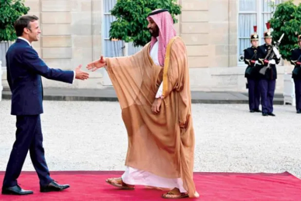 French President Emmanuel Macron receives Saudi Crown Prince Mohammed bin Salman at the Elysée Palace on Thursday. kishik (AFP)
