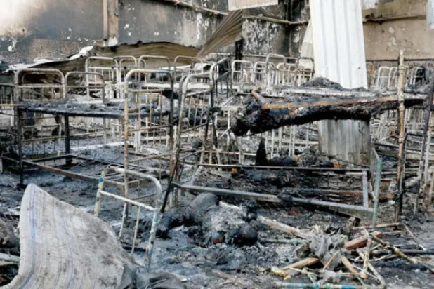 اولینیوکا میں یوکرائنی قیدیوں کے حراستی مرکز کے اندر ہونے والی تباہی کے منظر کو دیکھا جا سکتا ہے جسے گزشتہ رات ایک میزائل حملے سے نشانہ بنایا گیا ہے (رائٹرز)