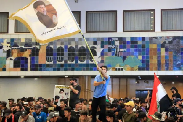 أنصار مقتدى الصدر يحتجون داخل مبنى البرلمان العراقي بـ«المنطقة الخضراء» وسط بغداد (إ.ب.أ)