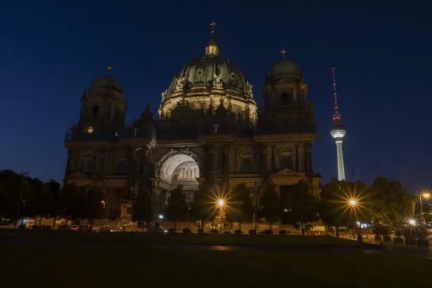كاتدرائية برلين لم تعد مضاءة بالكامل (أ.ب)