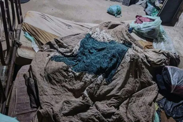 الغرفة التي سجن فيها لويس أنطونيو سانتوس سيلفا زوجته وطفليهما لمدة 17 عاماً في ريو دي جانيرو (أ.ف.ب)