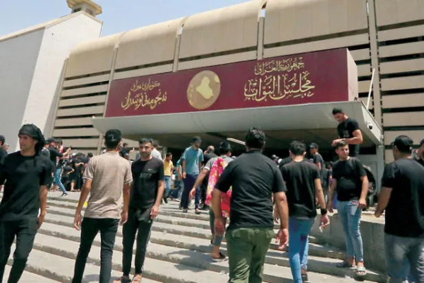 مؤيدون للصدر أمام مقر البرلمان في بغداد (أ.ف.ب)