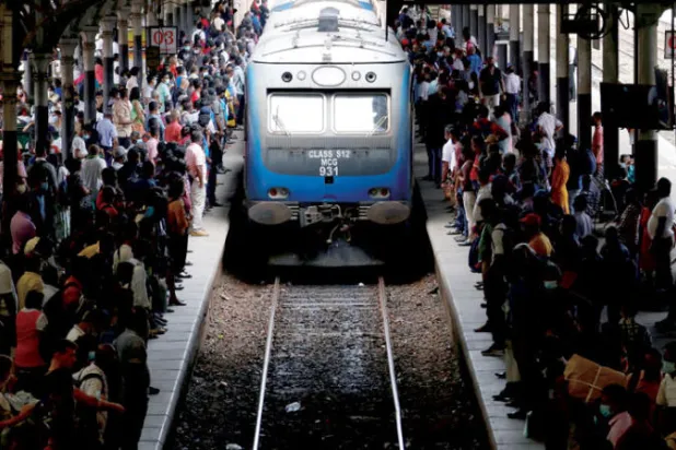 ركاب ينتظرون قطاراً في محطة مزدحمة بكولومبو في 30 يوليو (رويترز)