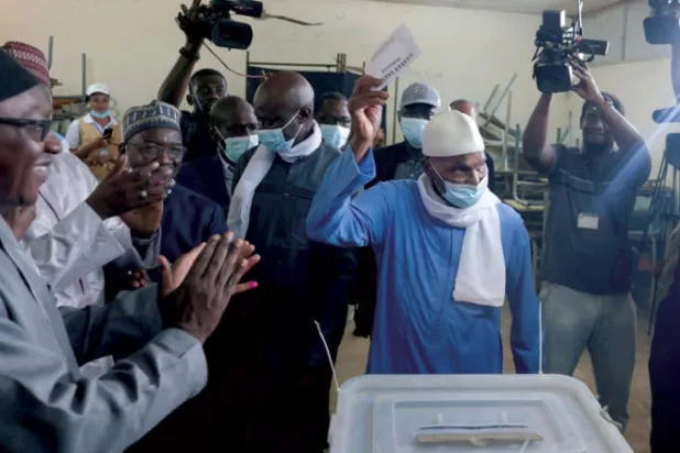 الرئيس السنغالي السابق يدلي بصوته في مكتب اقتراع بدكار أمس (رويترز)