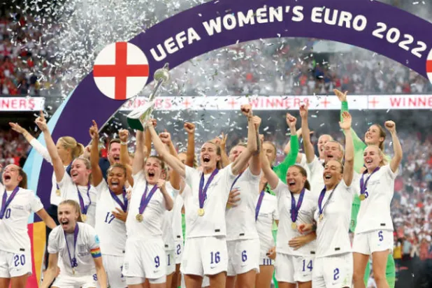 لاعبات إنجلترا يحتفلن بكأس الأمم الأوروبية (رويترز)