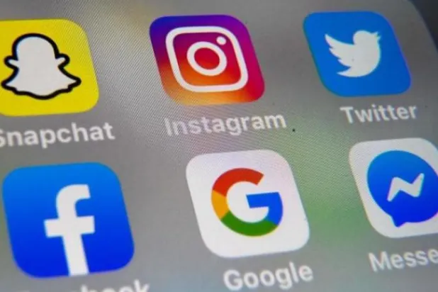 يُسهم الترخيص في تنظيم قطاع الإعلانات والمحتوى الرقمي في السعودية (أ.ف.ب)