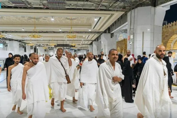 تعمل الجهات الحكومية على تسهيل رحلة المعتمرين وتقديم الخدمات بجودة عالية لهم (واس)