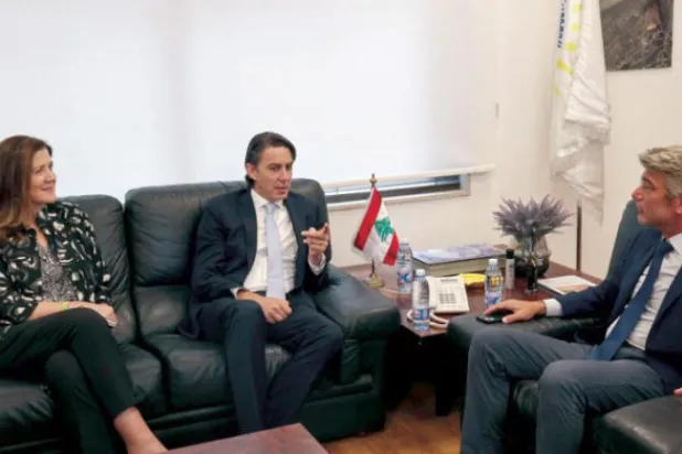 Lübnan ve İsrail arasındaki tartışmalı deniz sınırı konusunda ara buluculuk yapan Hochstein, ABD'nin Beyrut Büyükelçisi Dorothy Shea’nın da katılımıyla Lübnan Enerji Bakanı Velid Fayyad ile bakanlıkta görüştü (AFP)