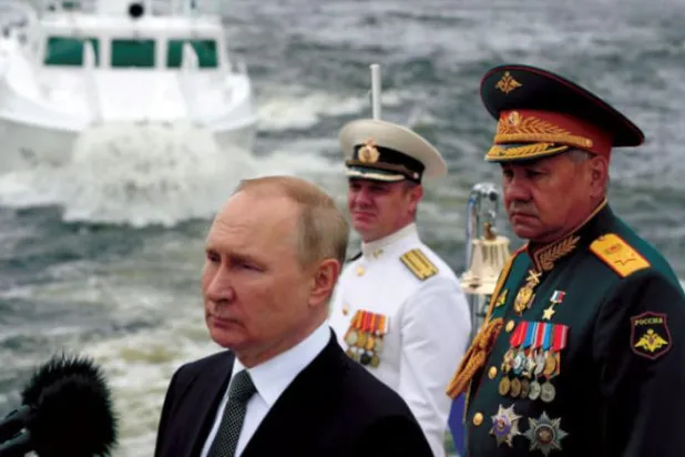 روسی صدر ولادیمیر پوٹن وزیر دفاع سرگئی شوئیگو اور بحریہ کے کمانڈر ایڈمرل نکولائی یومینوف کے ہمراہ کل سینٹ پیٹرزبرگ میں "فلیٹ ڈے" کی تقریب میں شریک ہیں (ا.ب.ا(