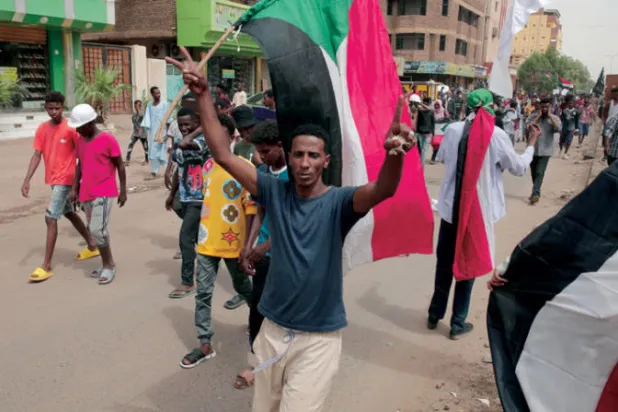 جانب من المظاهرات الشعبية المطالبة برحيل العسكر من المشهد السياسي في العاصمة السودانية (أ.ب)